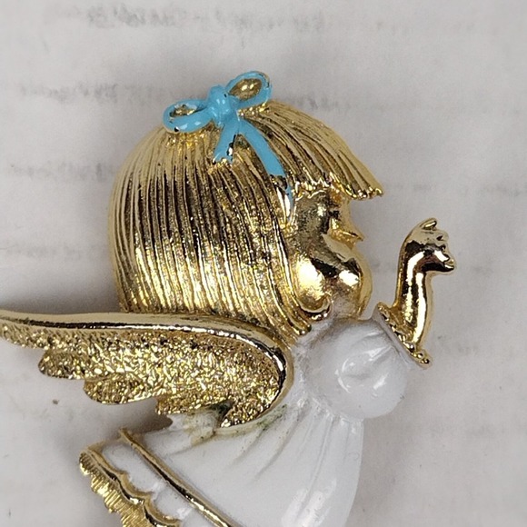 Vintage Sarah Coventry Signed Flying Angel Enamel Pin Brooch Gold Tone W Enamel - Picture 2 of 6